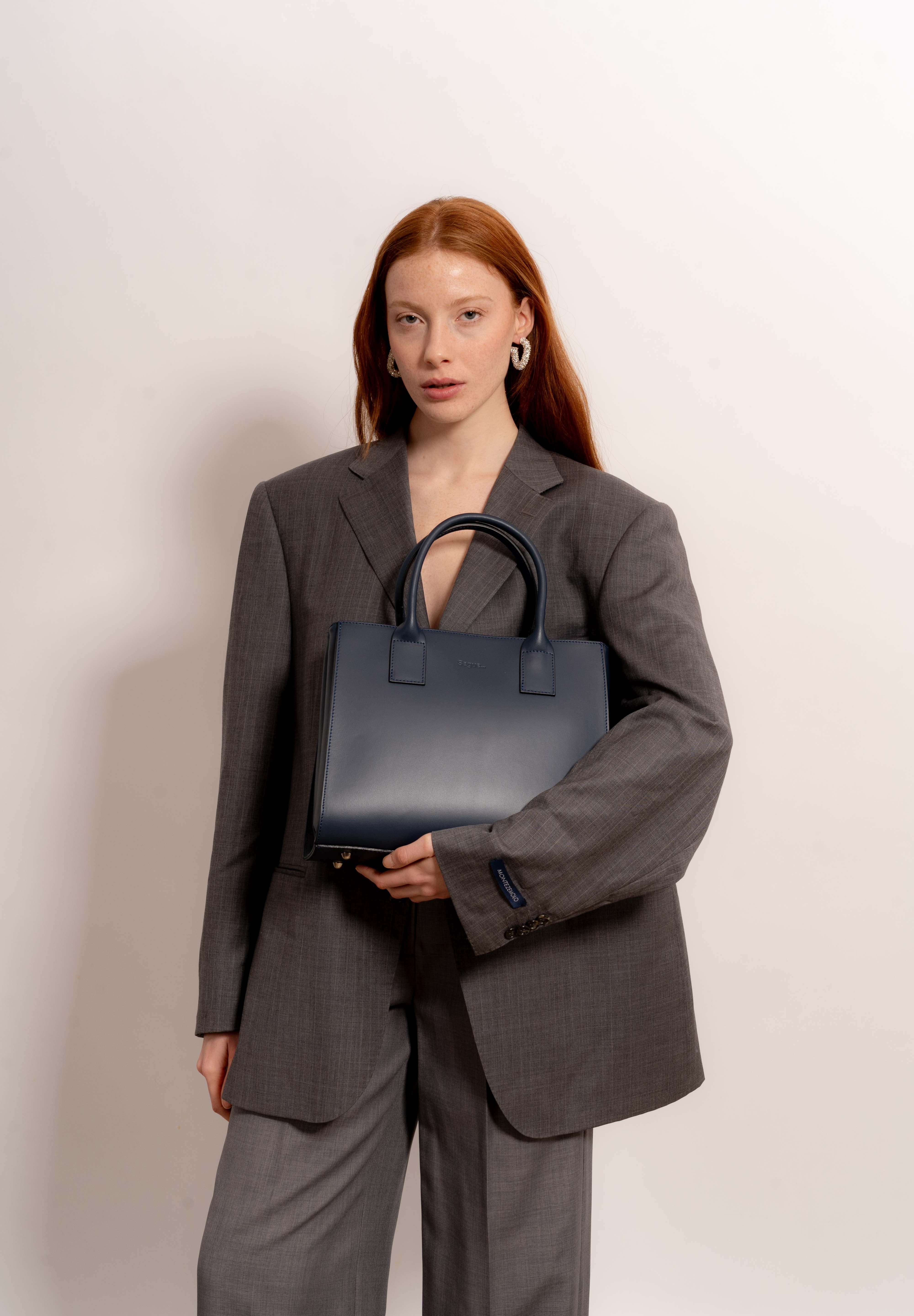 Borsa a mano Eirene nero indossata