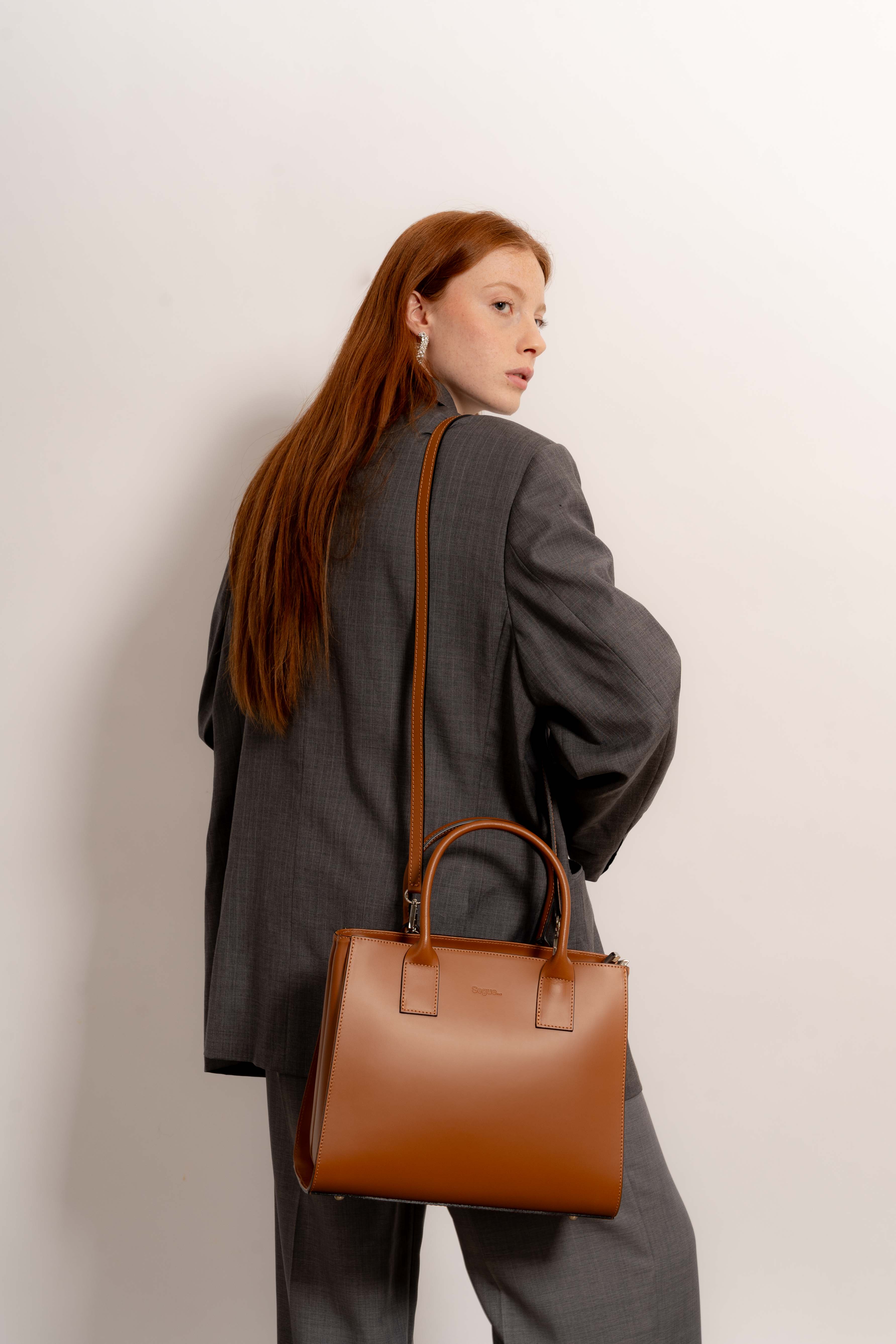 Borsa a mano Eirene cuoio indossata
