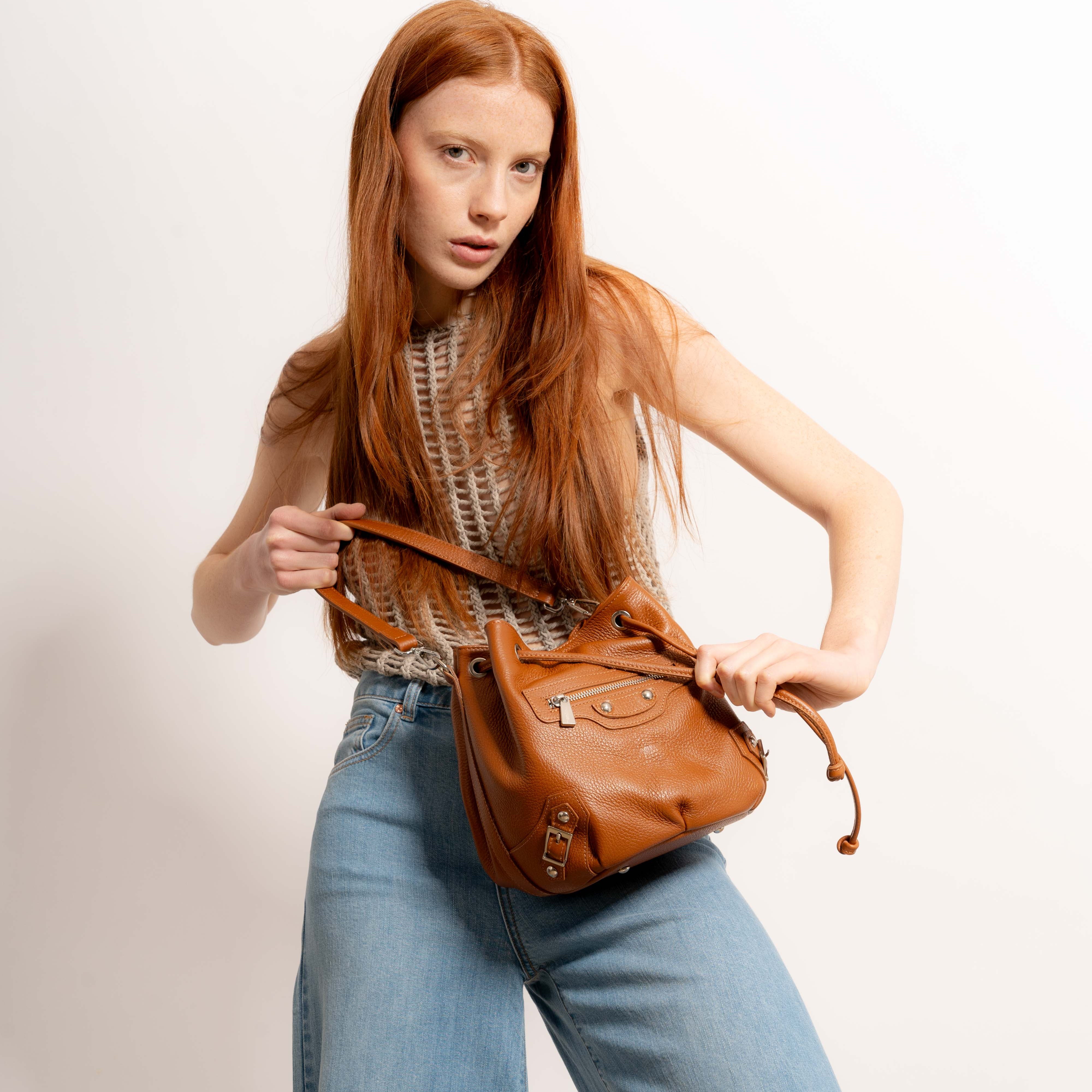 Borsa A Spalla Honeycomb cuoio indossata